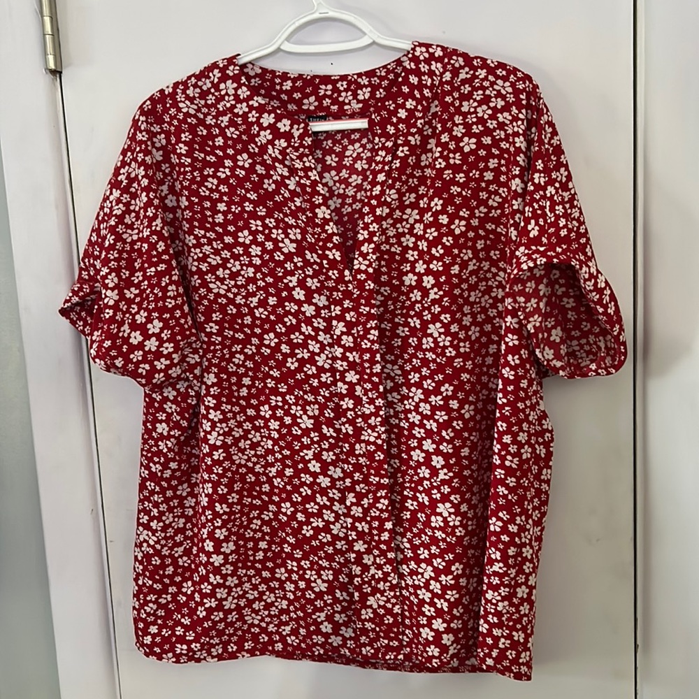 Red and white flower top
